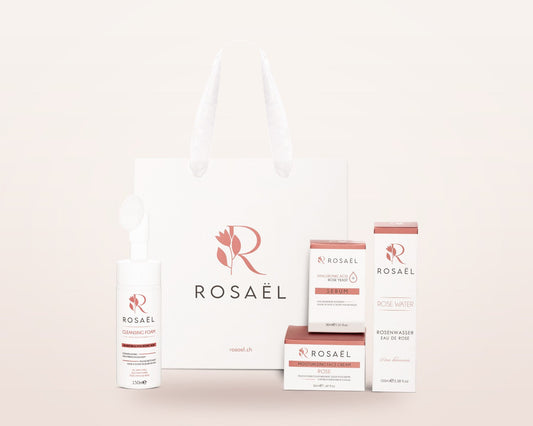 Rosaël Rosenritual mit Reinigungsschaum, Rosenwasser, Serum und Gesichtscreme mit Damaszener Rose vor der Rosaël Geschenktüte