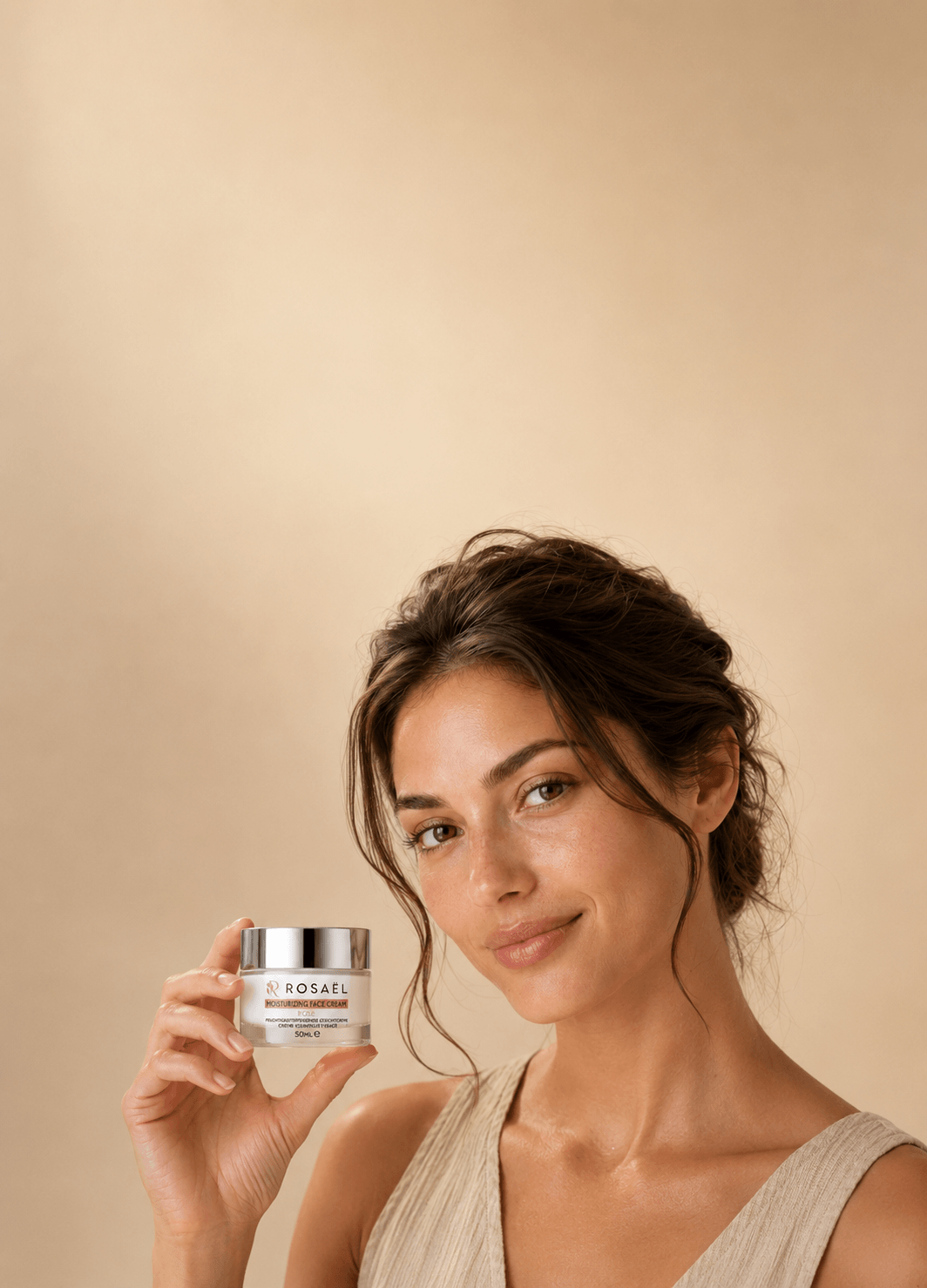 Natürliche Frau hält die Rosaël Moisturizing Face Cream im Hochformat vor warmem beigem Studiohintergrund.